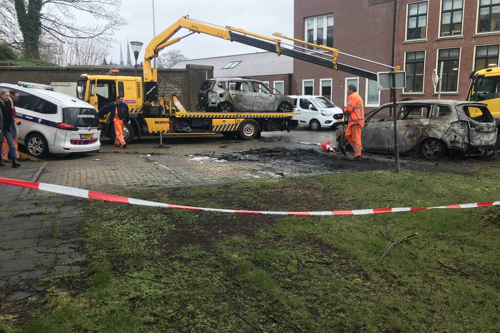 Drie auto's van stadstoezicht in vlammen