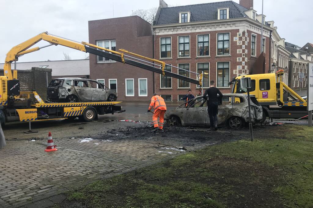 Drie auto's van stadstoezicht in vlammen