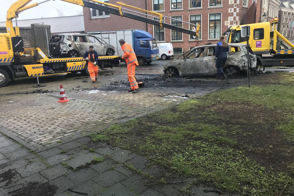 Drie auto's van stadstoezicht in vlammen