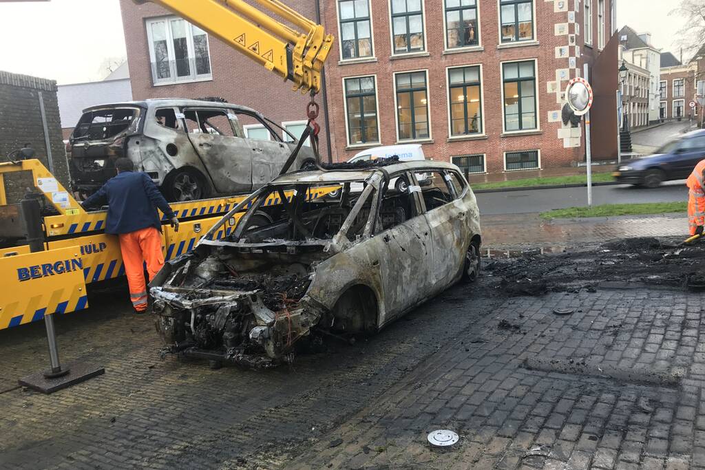 Drie auto's van stadstoezicht in vlammen