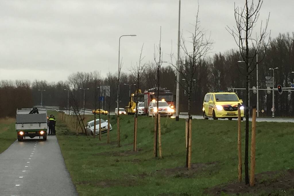 Auto vliegt van weg belandt onderaan talud