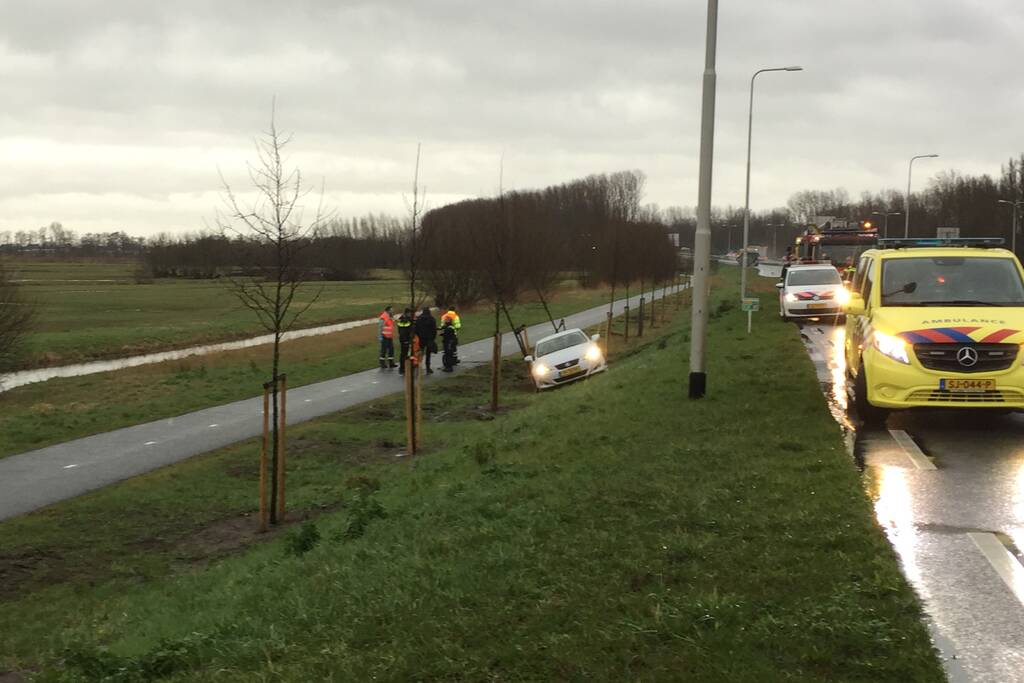 Auto vliegt van weg belandt onderaan talud