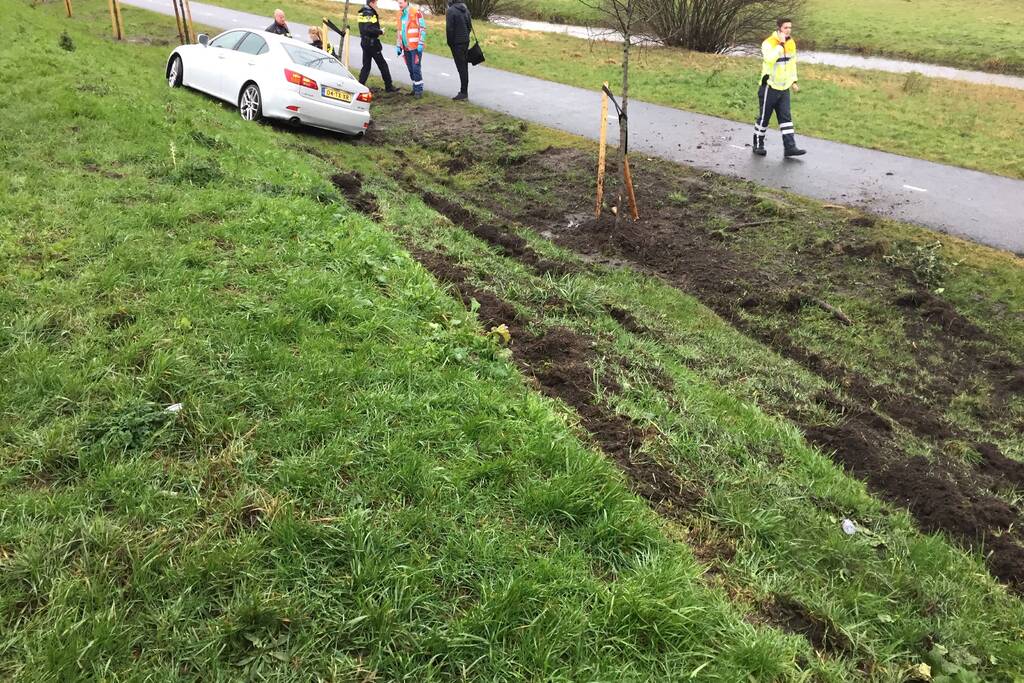 Auto vliegt van weg belandt onderaan talud