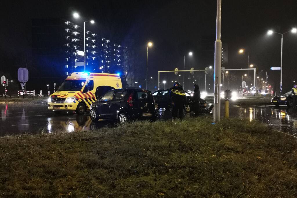 Twee personenauto's botsen op kruising