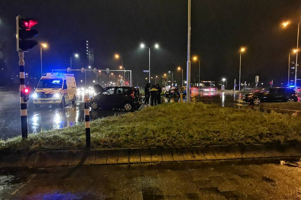 Twee personenauto's botsen op kruising