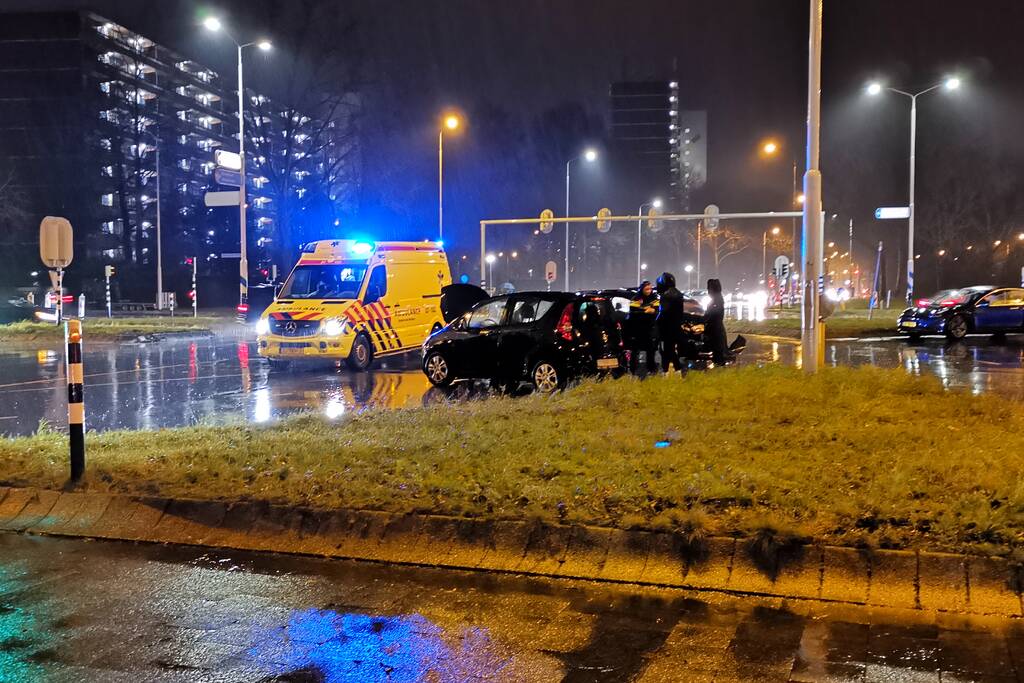 Twee personenauto's botsen op kruising