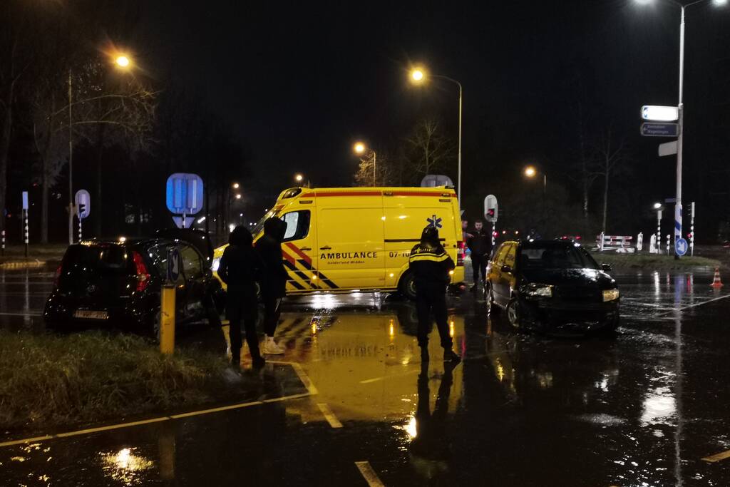 Twee personenauto's botsen op kruising