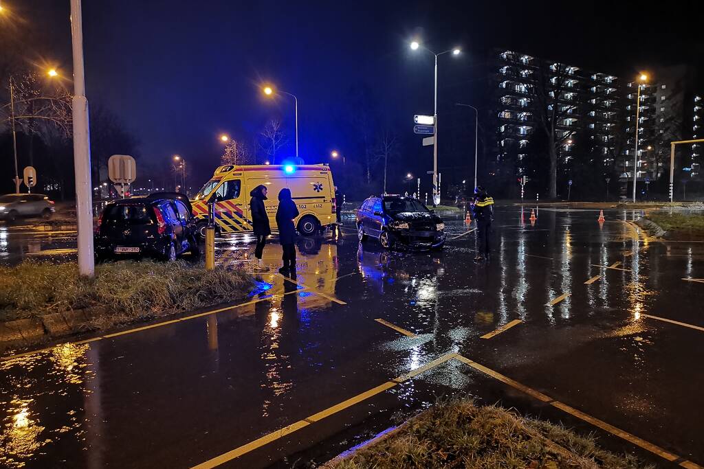 Twee personenauto's botsen op kruising