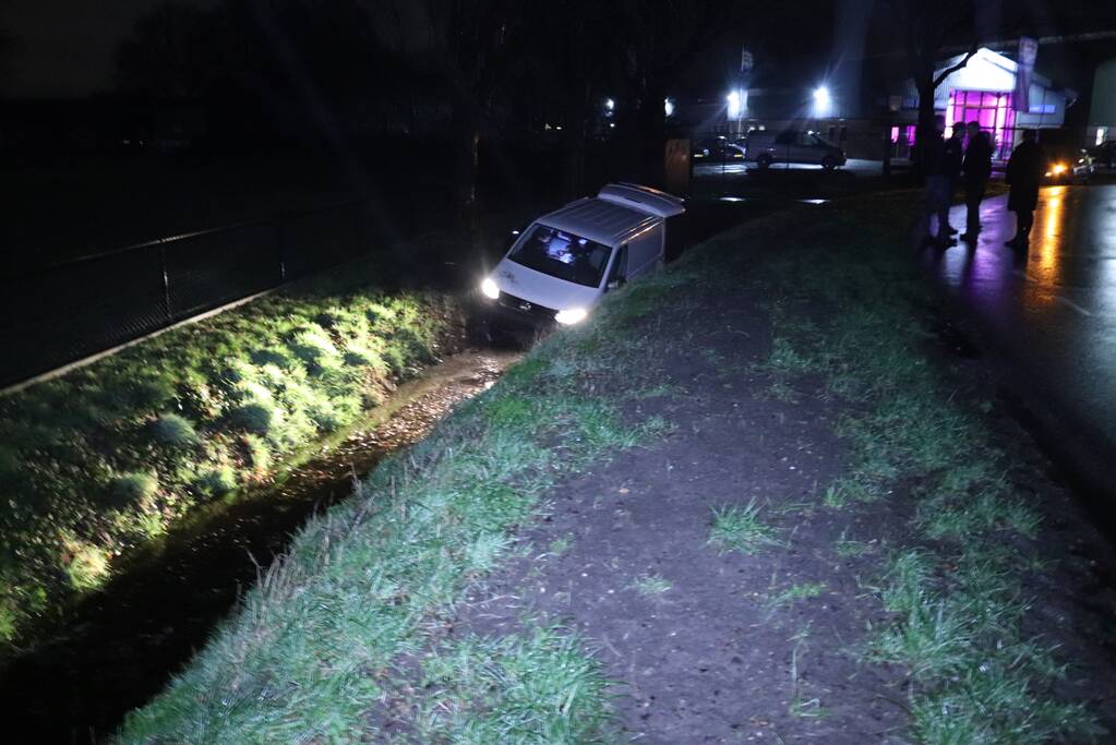 Bestelbus raakt van de weg en belandt in sloot