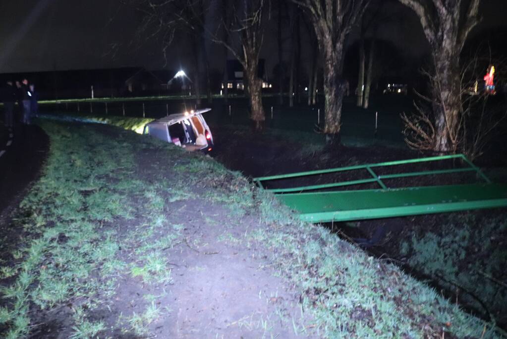 Bestelbus raakt van de weg en belandt in sloot