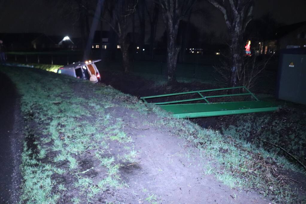 Bestelbus raakt van de weg en belandt in sloot