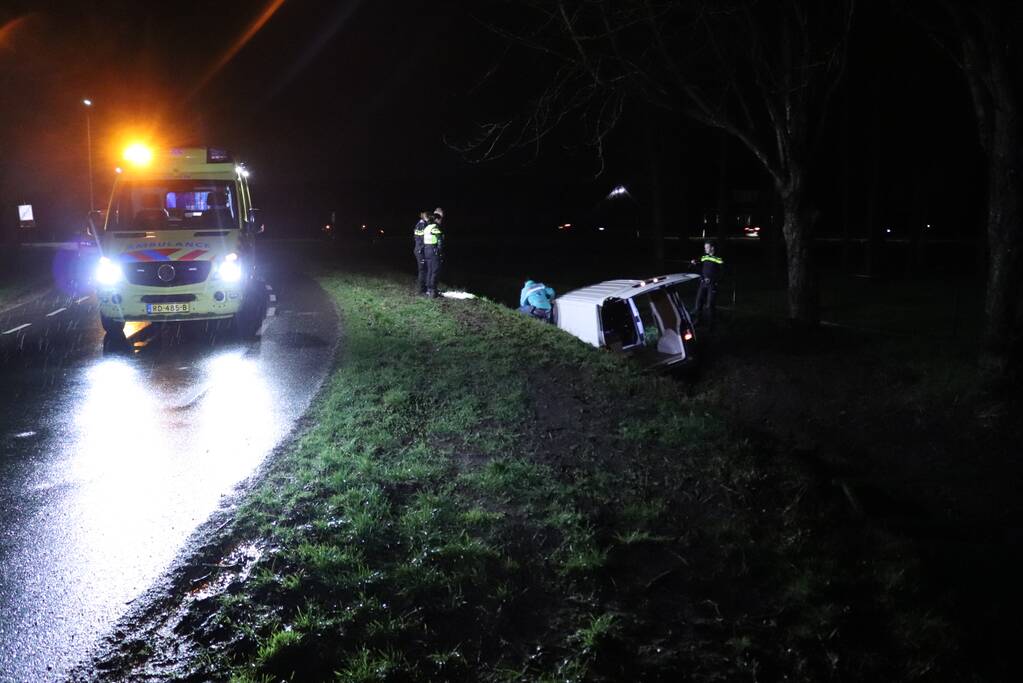 Bestelbus raakt van de weg en belandt in sloot