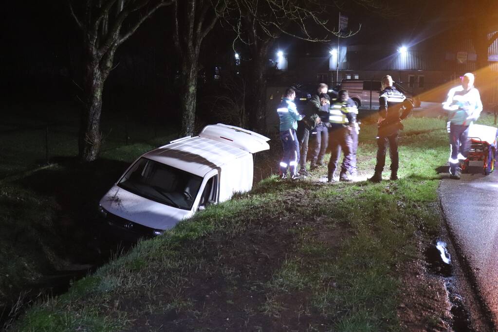 Bestelbus raakt van de weg en belandt in sloot