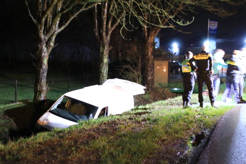 Bestelbus raakt van de weg en belandt in sloot