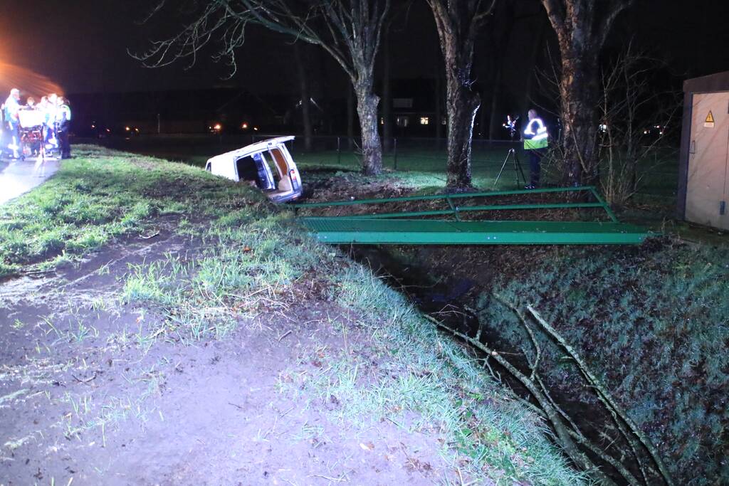 Bestelbus raakt van de weg en belandt in sloot