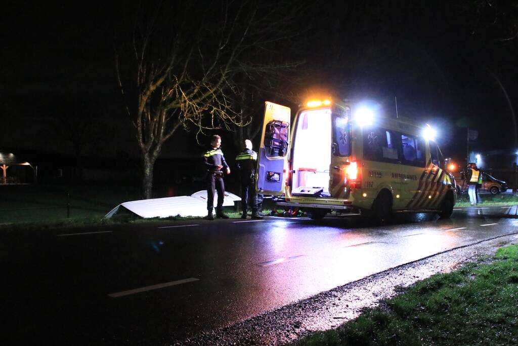 Bestelbus raakt van de weg en belandt in sloot