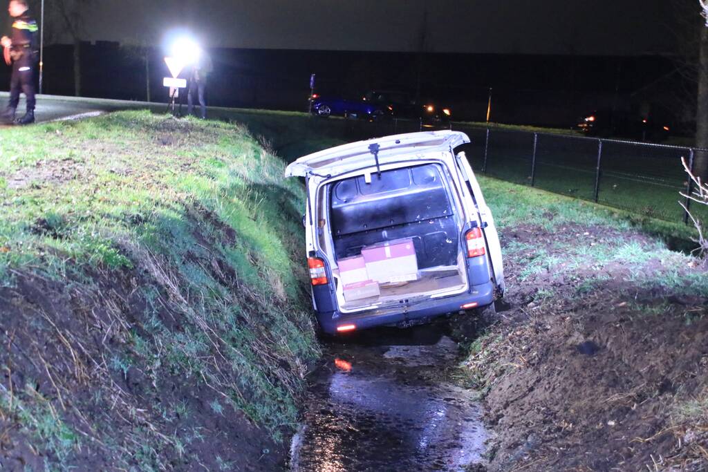 Bestelbus raakt van de weg en belandt in sloot