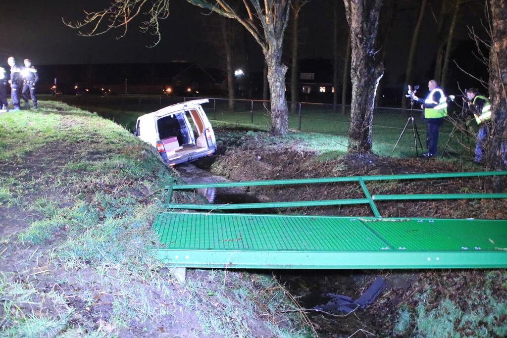 Bestelbus raakt van de weg en belandt in sloot
