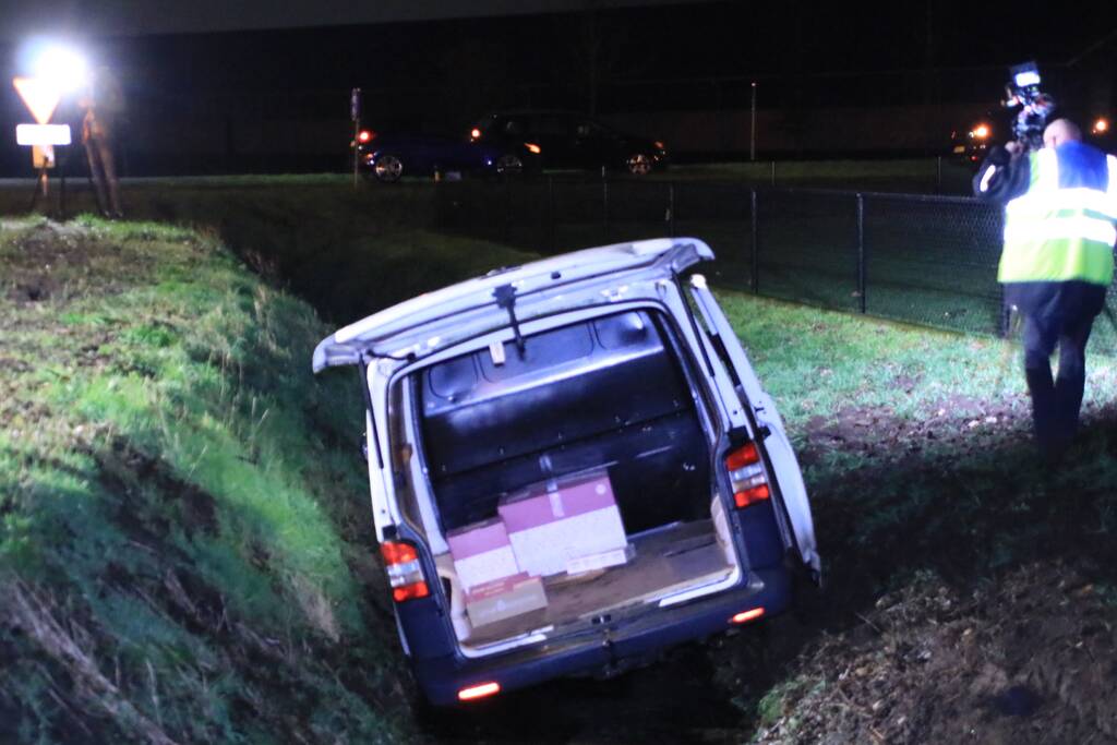 Bestelbus raakt van de weg en belandt in sloot