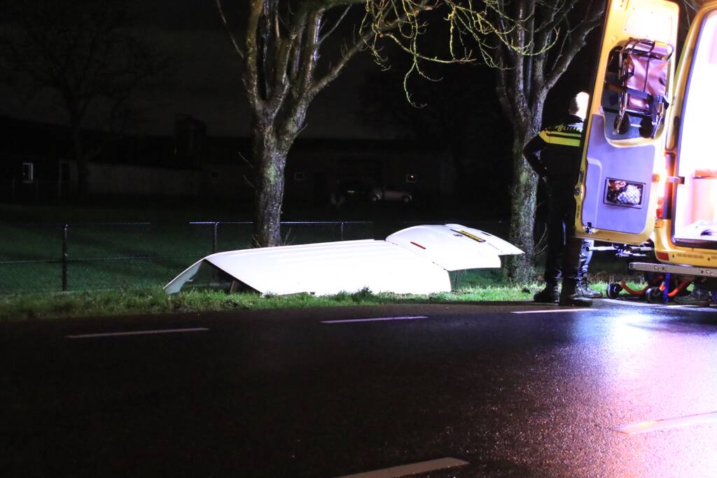 Bestelbus raakt van de weg en belandt in sloot