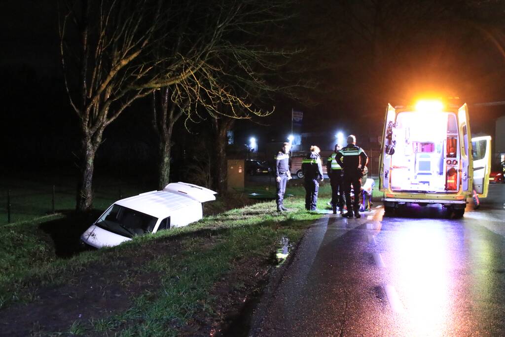 Bestelbus raakt van de weg en belandt in sloot
