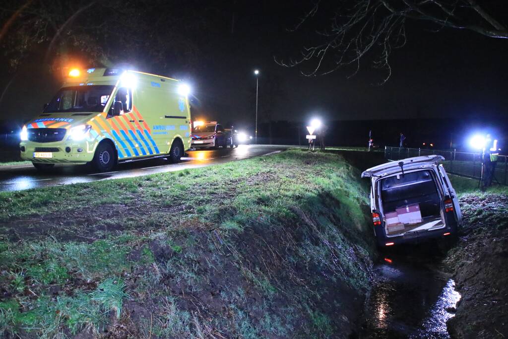 Bestelbus raakt van de weg en belandt in sloot