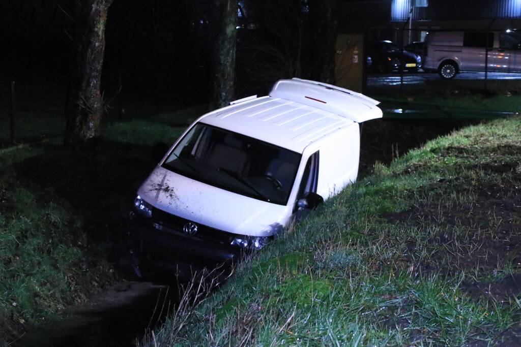 Bestelbus raakt van de weg en belandt in sloot