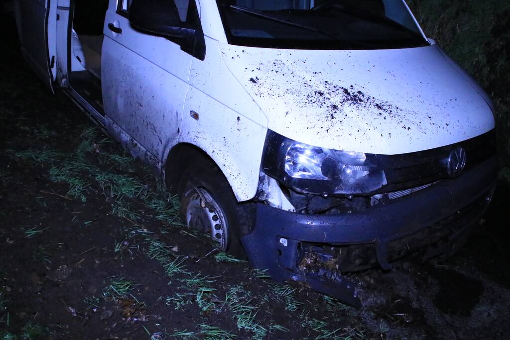 Bestelbus raakt van de weg en belandt in sloot