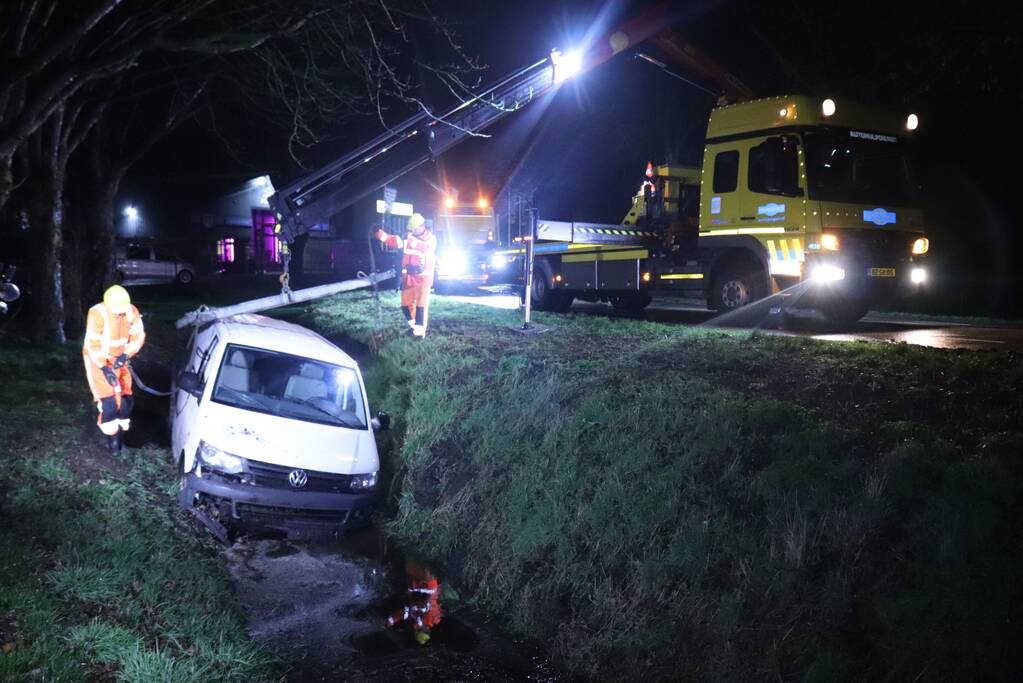 Bestelbus raakt van de weg en belandt in sloot