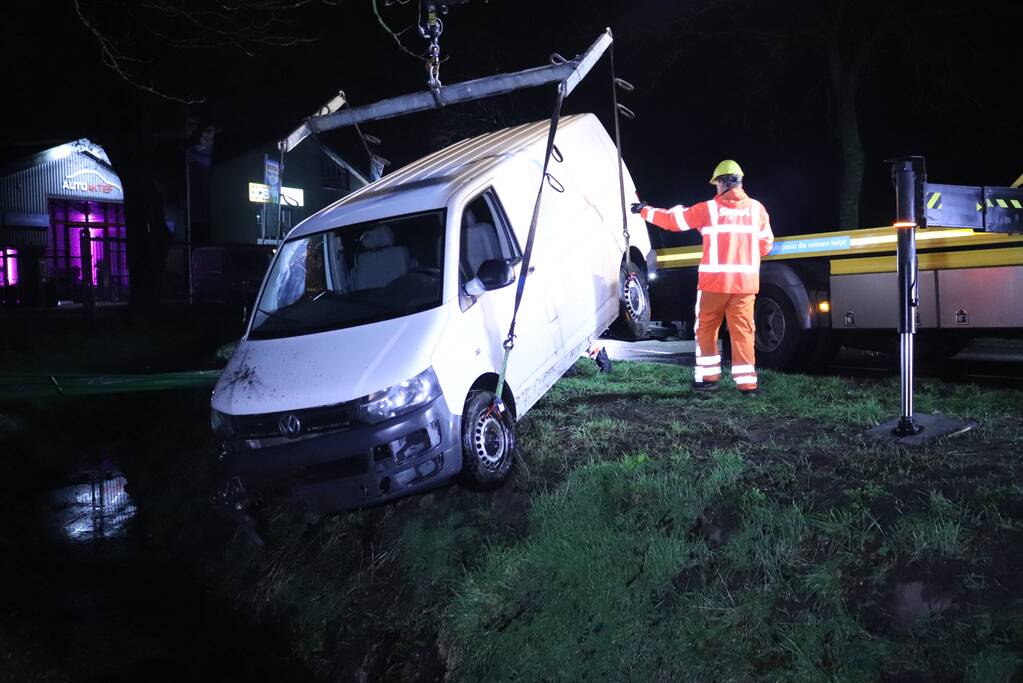 Bestelbus raakt van de weg en belandt in sloot