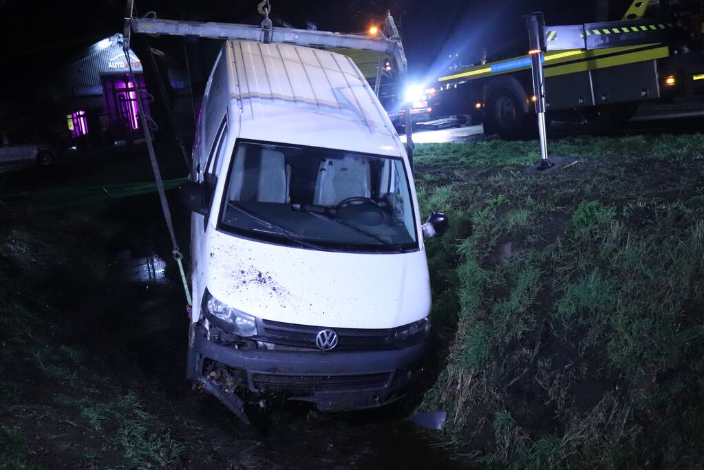 Bestelbus raakt van de weg en belandt in sloot