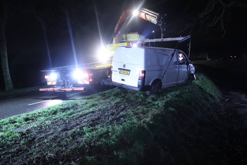 Bestelbus raakt van de weg en belandt in sloot