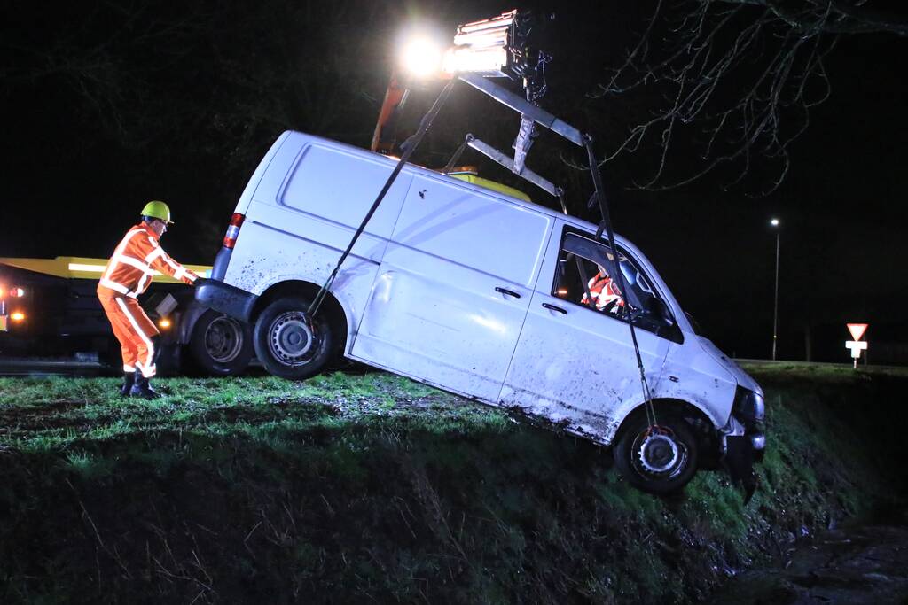 Bestelbus raakt van de weg en belandt in sloot