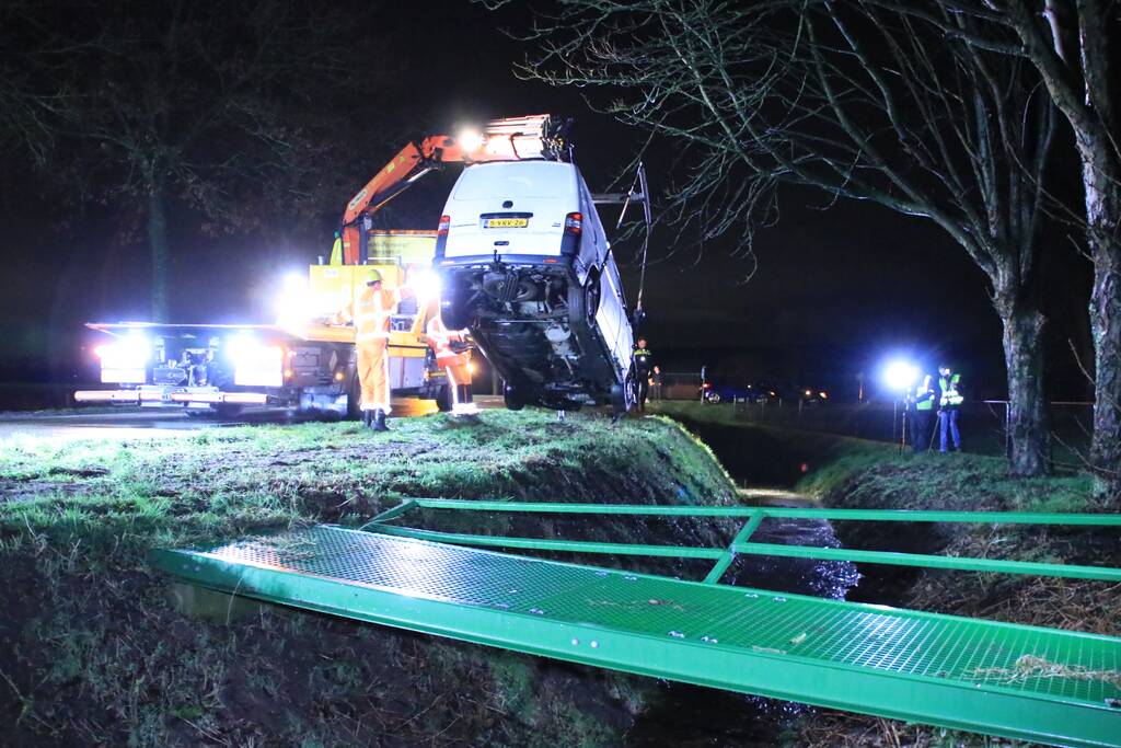 Bestelbus raakt van de weg en belandt in sloot