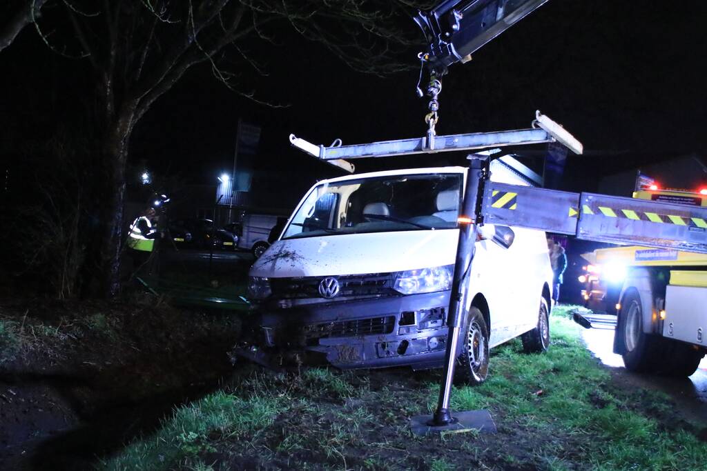 Bestelbus raakt van de weg en belandt in sloot