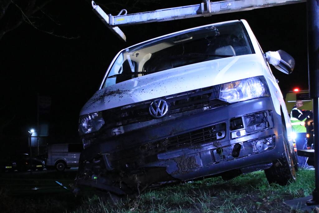 Bestelbus raakt van de weg en belandt in sloot