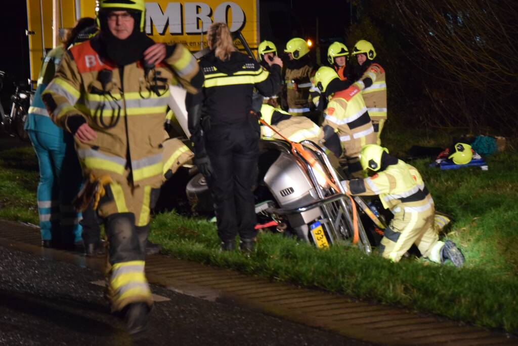 Personenauto belandt op de zijkant in sloot