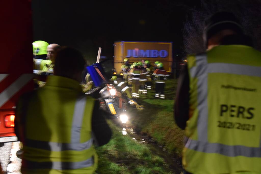Personenauto belandt op de zijkant in sloot