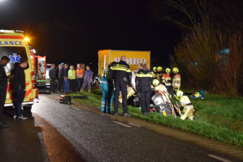Personenauto belandt op de zijkant in sloot