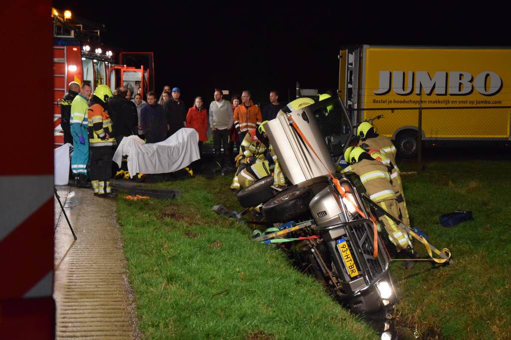 Personenauto belandt op de zijkant in sloot