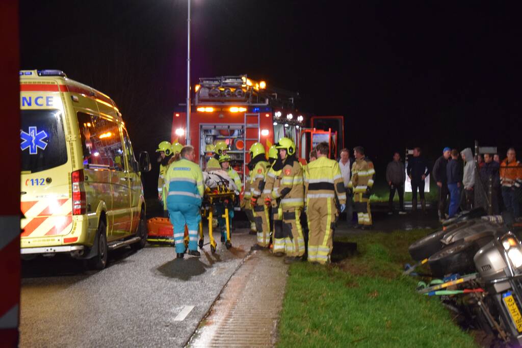 Personenauto belandt op de zijkant in sloot
