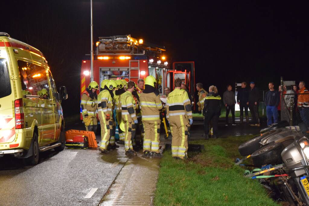 Personenauto belandt op de zijkant in sloot