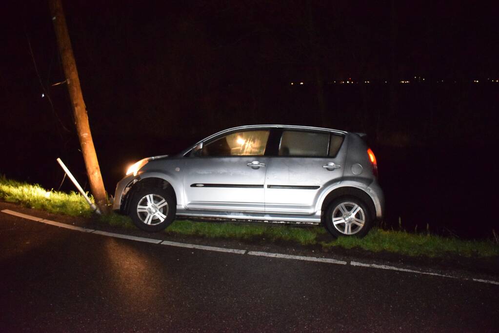 Automobilist vliegt uit de bocht op elektriciteitspaal