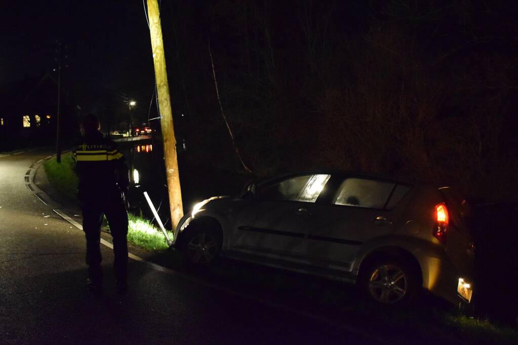 Automobilist vliegt uit de bocht op elektriciteitspaal