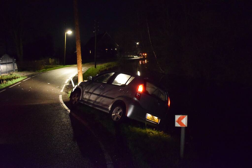 Automobilist vliegt uit de bocht op elektriciteitspaal