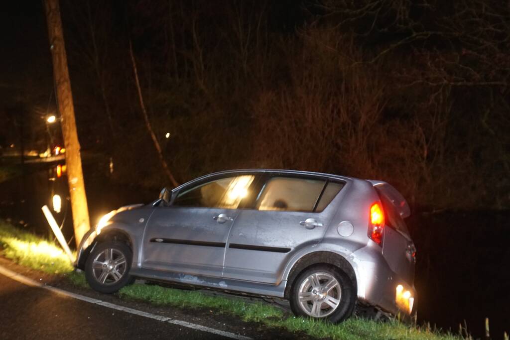 Automobilist vliegt uit de bocht op elektriciteitspaal