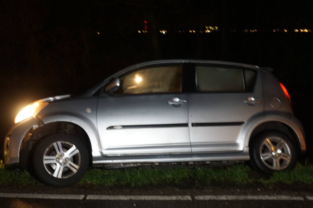 Automobilist vliegt uit de bocht op elektriciteitspaal