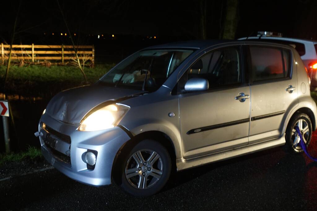 Automobilist vliegt uit de bocht op elektriciteitspaal