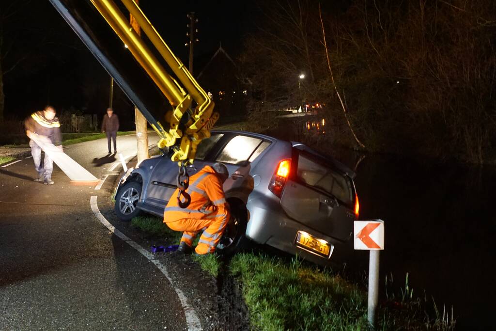 Automobilist vliegt uit de bocht op elektriciteitspaal