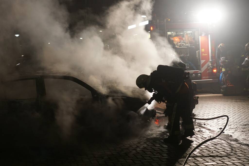 Geparkeerde auto gaat in vlammen op